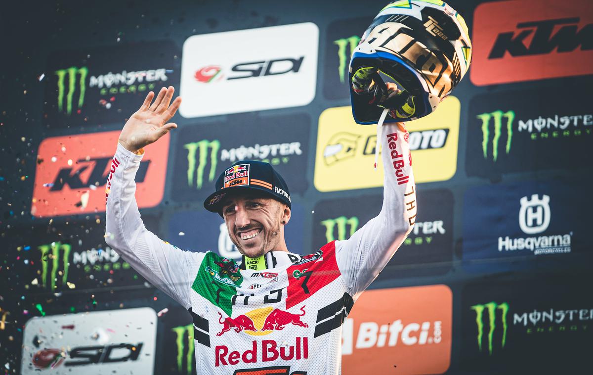KTM Cairoli | Antonio Cairoli je za slovo prejel posebno zlato čelado. | Foto Grega Valančič/Sportida