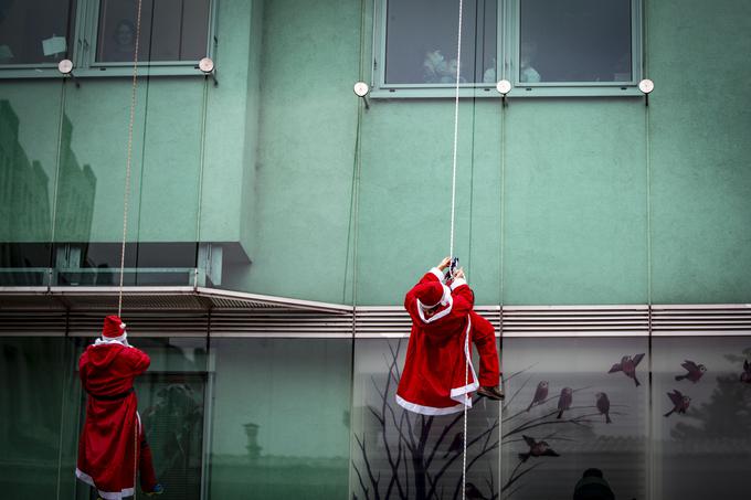 Tradicionalni spust božičkov s strehe Pediatrične klinike | Foto: Ana Kovač