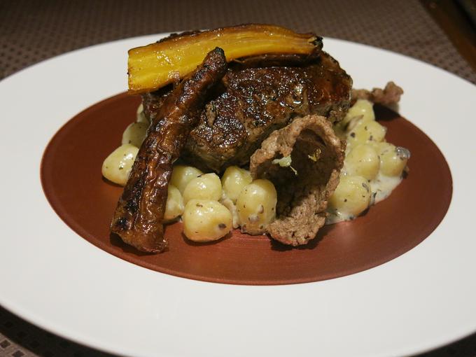 Goveji biftek s tartufovimi njoki, ajdovim čipsom in karameliziranim korenjem | Foto: Miha First
