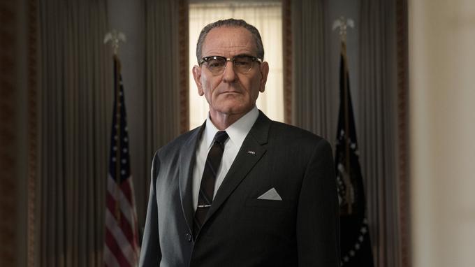 Bryan Cranston si je z vlogo Walterja Whitea v seriji Kriva pota prislužil že pet emmyjev, letos pa se za to nagrado poteguje z vlogo nekdanjega predsednika ZDA Lyndona B. Johnsona v TV-filmu Do konca. │Foto: HBO | Foto: 