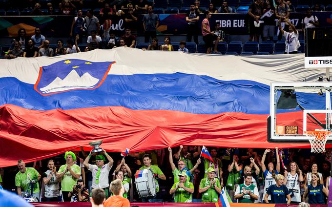 Slovenska zastava je košarkarje dodatno motivirala. | Foto: 