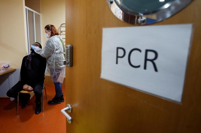 covid testiranje | Novih okužb je bilo v torek več kot v primerjavi s tednom dni pred tem.  | Foto Reuters