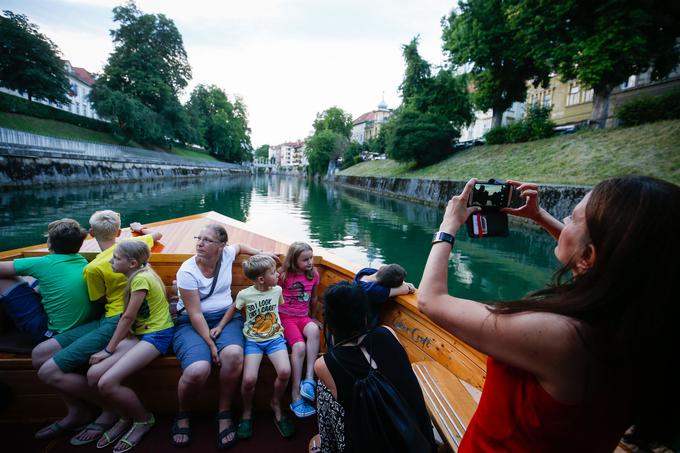 Trenutno s svojo leseno barko v Ljubljani naredi okoli 30.000 evrov mesečnega prometa, poleg najboljšega avgusta je zelo dober mesec tudi december, pravi najuspešnejši pletnar in ladjar Anže Logar. | Foto: STAfoto