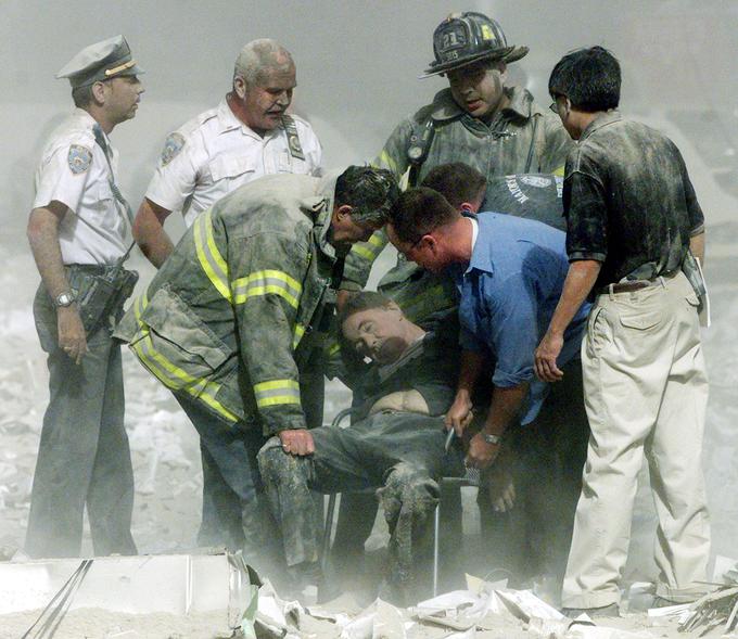 V 16 letih po napadu je zaradi akutnih zdravstvenih težav umrlo že več kot 800 gasilcev, reševalcev in policistov, ki so izpod ruševin WTC reševali preživele. | Foto: Reuters