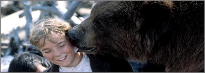 Zanimiva pustolovščina pripoveduje o nenavadni vezi, ki se splete med grizlijevo samico in dečkom, čigar oče je ugrabil njune mladiče. Medvedja mama človeškega posvojenca uči iskati hrano in ga ščiti, kot bi ščitila svoje mladiče. • V nedeljo, 24. 5., ob 14.40 na Kino.*

 | Foto: 