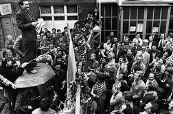Lech Walesa, ikona poljskega boja za demokracijo, v bolnišnici