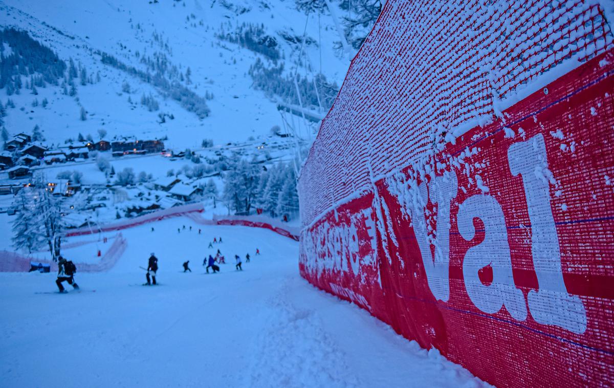 Val d`Isere | Val d'Isere je ponoči pobelila nova snežna pošiljka, ki je prirediteljem onemogočila izvedbo sobotnega smuka. | Foto Getty Images
