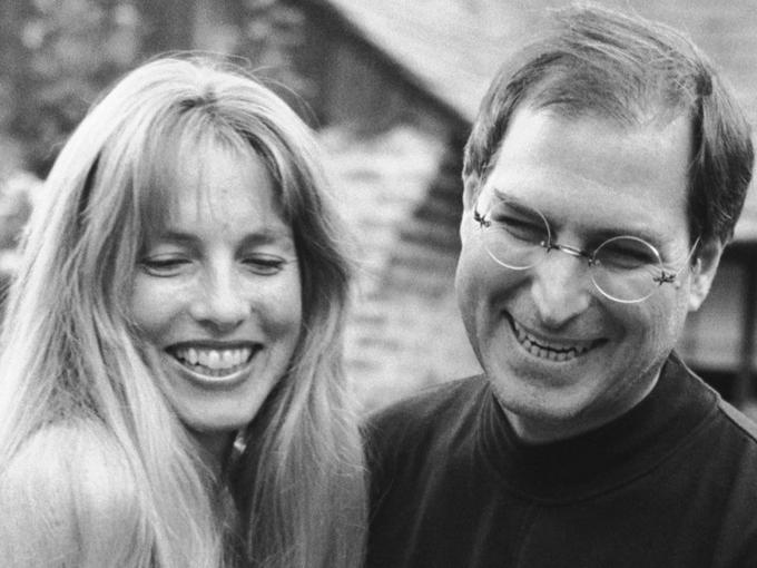 Laurene Powell Jobs in Steve Jobs sta se spoznala oktobra 1989 na ameriški univerzi Stanford. 34-letni Steve Jobs je bil takrat že precej uveljavljen podjetnik in milijonar, ki je na Stanford prišel predavat kot gost, čeprav je to sovražil, osem let mlajša Powllova pa še študentka. Walterju Isaacsonu, ki je napisal Jobsovo biografijo, je priznala, da takrat sploh ni vedela, kako je Steve Jobs videti - zamenjevala ga je z Billom Gatesom. Zaradi tega ni vedela, da je moški, ki je v predavalnici v prvi vrsti sedel zraven nje, v resnici Jobs. Začela sta se pogovarjati in zlagala se mu je, da je do sedežev v prvi vrsti prišla tako, da je zmagala v nagradni igri. Glavna nagrada naj bi vključevala tudi večerjo z Jobsom. Čeprav je Steve vedel, da to ni res, jo je pozneje vseeno vprašal, ali vabilo na večerjo še velja. Poročila sta se leto in pol pozneje, 18. marca 1991.  | Foto: Getty Images
