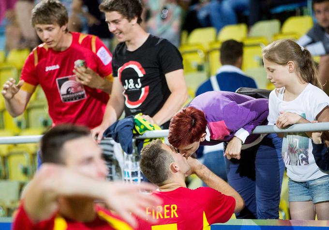 Žena Nataša je njegova dolgoletna zvesta spremljevalka na nogometnih tekmah. | Foto: Vid Ponikvar