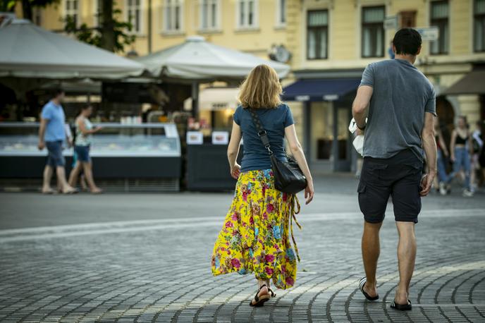moda, ulična moda, Ljubljana | Tedensko povprečje dnevno potrjenih okuženih oseb je 204. | Foto Ana Kovač