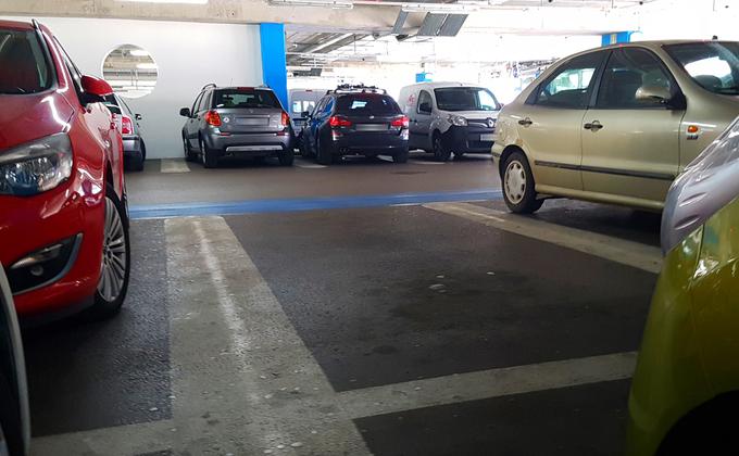 Iz takega prostora je lažje odpeljati naprej, kot pa se mučiti z vzvratnim parkiranjem. | Foto: Gregor Pavšič