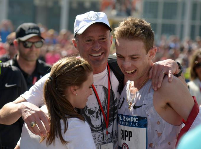 Galen Rupp (desno) z ženo Kearo Rupp in trenerjem Salazarjem med praznovanjem zmage na maratonu na ameriških olimpijskih kvalifikacijah leta 2016 | Foto: Reuters