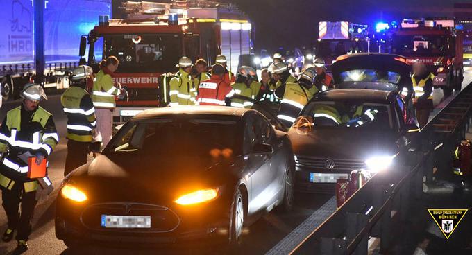 Prizorišče prometne nesreče, ki jo je voznik tesle S povzročil namerno in tako najbrž rešil tudi življenja. | Foto: Feuerwehr München