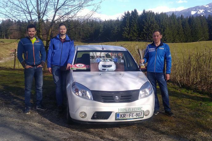 Andrej Pečjak Dacia | Andrej Pečjak (desno) z novim lastnikom električnega sandera. | Foto osebni arhiv