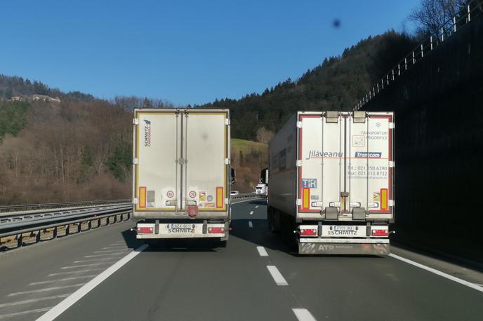 Tovornjak prehitevanje avtocesta | Nekateri se na prepoved prehitevanja tovornjakov ''požvižgajo'', zato je policija v prvih treh mesecih letošnjega leta oglobila že 301 voznika. | Foto Gašper Pirman