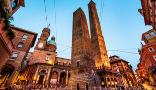 Poševnemu stolpu v Bologni grozi, da se bo zrušil #video