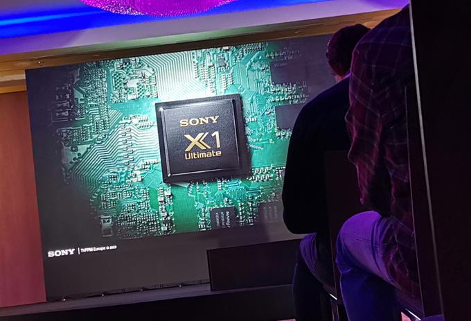 Sony ogromno stavi na čip X1 Ultimate, ki bo sliko obdeloval na vseh novih najbolj zmogljivih in obenem tudi najdražjih televizorjih podjetja. Med drugim poganja tudi Sonyjeve pošasti, ki kažejo sliko v ločljivosti 8K. Na predstavitvi v Budimpešti smo jih sicer pogrešali. | Foto: Matic Tomšič