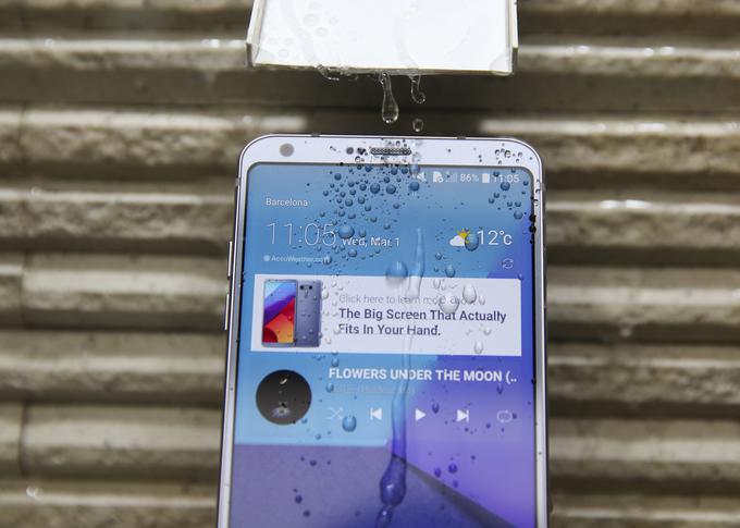 Nepremočljivost je morda najpomembnejša nova prvina pametnega telefona LG G6. Z IP68 bo namreč lažje prepričal kupca, ki išče supertelefon, a želi tudi vodoodpornost. Razen Samsunga Galaxy S8 in njegovega prednika Galaxy S7, lanskega Sony Xperia XZ ter iPhona 7, ki pa preprečevanja vdora vode uradno ne zagotavlja, na trgu ni drugega premijskega telefona, ki bi uporabniku to lahko ponudil. Če želi letošnji model, pa mu tako ali tako preostaneta samo Galaxy S8 in, to je treba omeniti, cenejši LG G6.  | Foto: Reuters