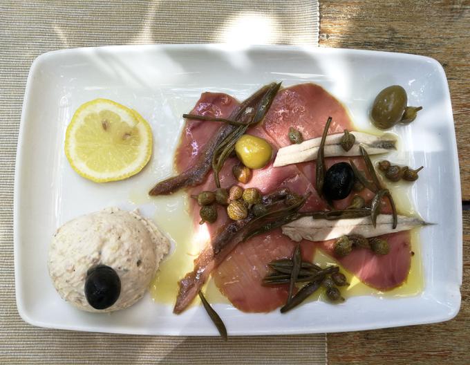 Dimljen tun, inčuni in ribja pašteta z motarjem in olivami | Foto: Nina Vogrin