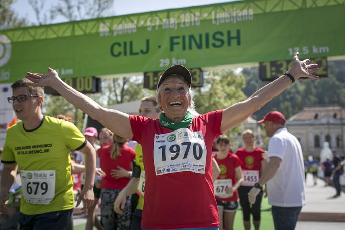 Na teku trojk ni manjkala niti strastna rekreativna tekačica Kazimira Lužnik, ki je bila z 82 leti najstarejša ženska udeleženka. | Foto: Bojan Puhek