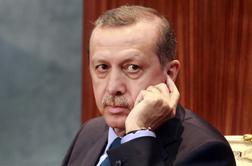 Turški premier Erdogan na slovesnosti izgubil živce (video)