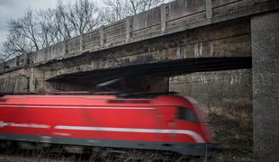 V Švici trčila vlaka. Najmanj 30 poškodovanih.