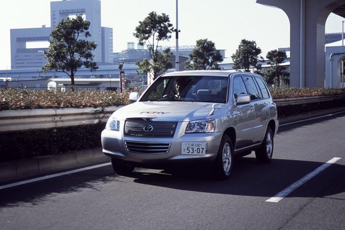 Toyotin prvi prototip z uporabo vodika iz leta 2002. | Foto: Toyota
