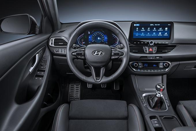 V notranjosti se najhitreje opazi nove digitalne merilnike in večjo večopravilno enoto. | Foto: Hyundai