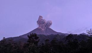 Indonezijski vulkan začel bruhati pepel #video