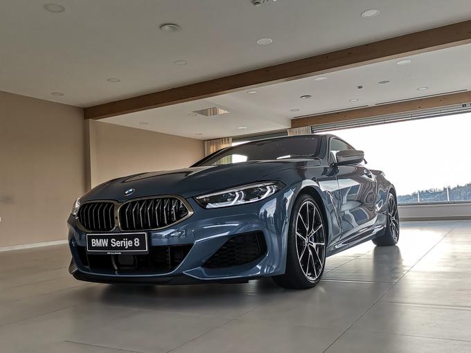 Serija 8 ima najtanjše sprednje žaromete v zgodovini znamke BMW, zato z ostrim pogledom nakazuje svoj športni značaj. | Foto: Gašper Pirman