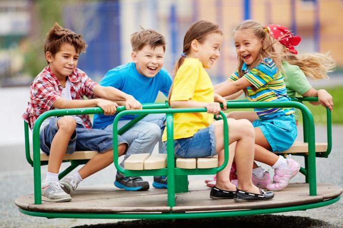 Otroci veliko časa preživijo drug ob drugem ne glede na to, ali sedijo za šolsko mizo, se igrajo na preprogi ali zunaj na igrišču. | Foto: Shutterstock