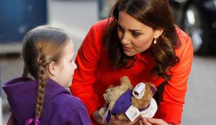 Kate Middleton je snela zaročni prstan #video