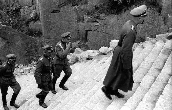 Oficirji SS med vzpenjanjem po stopnicah kamnoloma v Mauthausnu leta 1941. Vodi jih Paul Hausser, ki se je po drugi svetovni vojni trudil za to, da bi se njegovo nekdanjo organizacijo Waffen-SS, katere član je bil med vojno, čim bolj distanciralo od holokavsta. | Foto: Thomas Hilmes/Wikimedia Commons