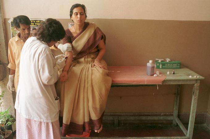 "V Indiji je veliko zasebnih bolnišnic, kjer ponujajo vrhunske storitve. V vzponu je zdravstveni turizem – od lepotnih operacij do pooperativnih tretmajev, ajurvedska medicina. Tudi nekatere javne bolnišnice so zelo dobre, v drugih pa spet ne bi želeli pristati. Na podeželju je slika drugačna." | Foto: Getty Images