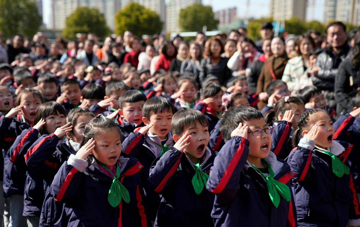 Kitajska, šola, učenci, dijaki | V najmanj desetih šolah v dveh kitajskih provincah so uvedli obvezne "pametne uniforme", ki s sprejemniki GPS med drugim nadzirajo gibanje dijakov in morebitno izostajanje od pouka (fotografija je simbolična in ne prikazuje pametnih uniform).. | Foto Reuters