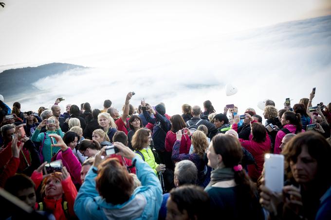 Ob prvi uzvedbi projekta Od vzhoda do vzhoda je Šmarno goro na prvi poletni dan obiskalo od osem do deset tisoč pohodnikov. Več kot tisoč jih je na najbolj oblegani ljubljanski vzpetini pričakalo sončni vzhod.  | Foto: Ana Kovač
