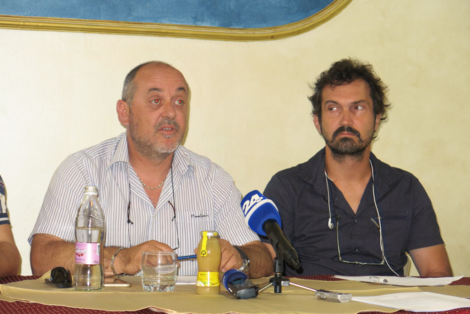 Mirko Slosar, predsednik sveta delavcev Luke Koper, in Mladen Jovičič, sindikalist Luke Koper | Foto: STA ,