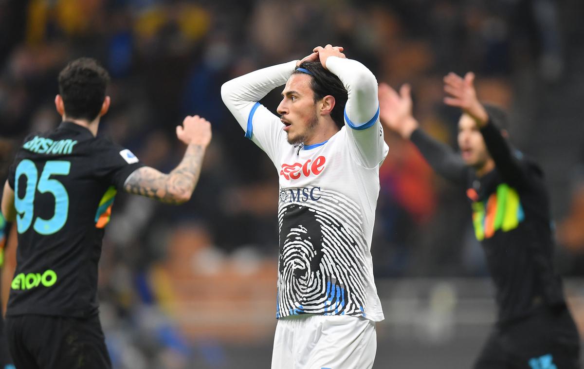 Inter Napoli | Razočaranje nogometaša Napolija Eljifa Elmasa, ki je z Neapeljčani doživel prvi poraz v tej sezoni. Inter je bil boljši s 3:2. | Foto Reuters