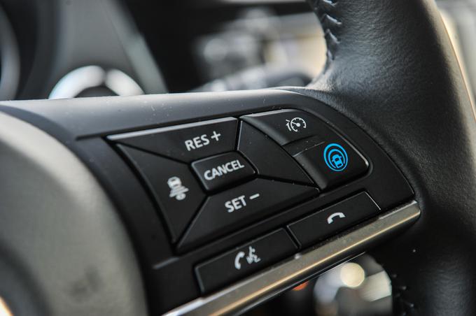 S pritiskom na modri gumb na volanskem obroču se vključita pametni tempomat in samodejno vodenje vozila po označenih prometnih pasovih. | Foto: Gašper Pirman