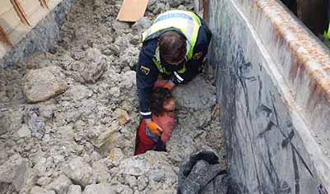 Izpod nevarnega oklepa gline reševali 30 tujcev #foto #video
