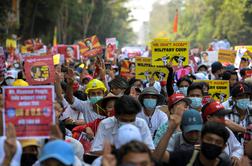 Množični protesti v Mjanmaru, vojska pripravljena uporabiti tudi silo