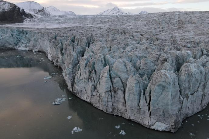Norveška ledenik | Glede svetovnih ledenikov, za katera obstajajo večletna opazovanja, so tako med oktobroma 2021 in 2022 zabeležili izgubo debeline za več kot 1,3 metra, ki je več od povprečja v zadnjem desetletju. Kumulativna izguba debeline od leta 1970 pa znaša že skoraj 30 metrov. | Foto Reuters
