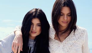 Kendall in Kylie Jenner predstavljata kolekcijo kopalk