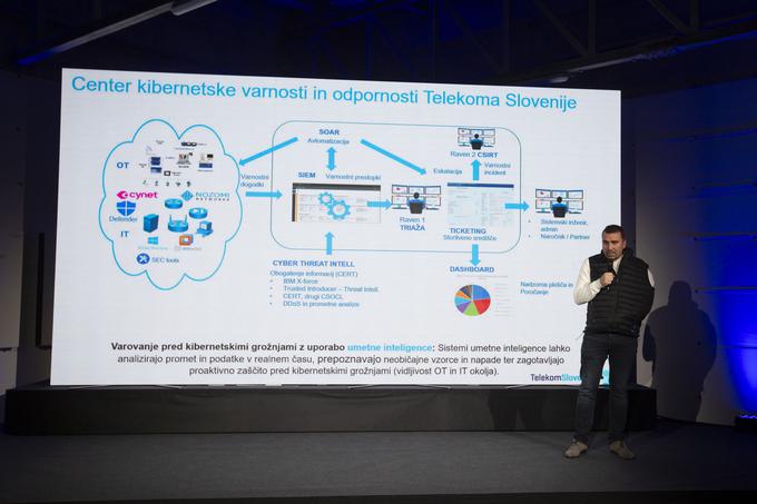 Direktor Jedrnega omrežja v Telekomu Slovenije Matjaž Beričič je med drugim izpostavil varnost zasebnih mobilnih omrežij 5G Telekoma Slovenije. | Foto: Bojan Puhek