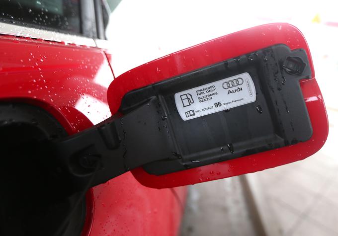 Novejši avtomobili imajo na pokrovu odprtine za točenje goriva tudi nalepko z opozorilom, katero gorivo je treba natočiti.  | Foto: Gregor Pavšič