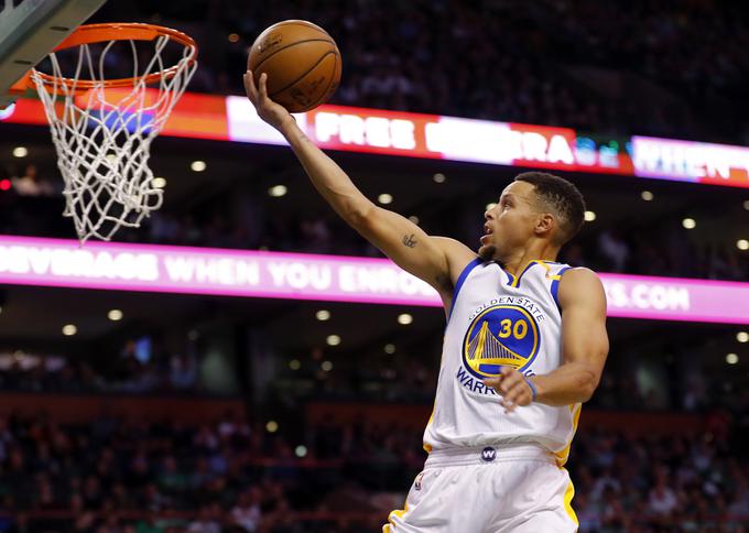 Stephen Curry je proti Utahu dosegel 26 točk, od tega kar 14 v uvodni četrtini, kjer je košarkarjem Golden State Warriors uspel niz 29:1 za vodstvo z 29:5.  | Foto: Reuters