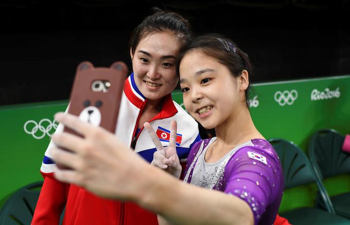 Selfie, ki podira meje, so ob objavi fotografije, ki sta jo posneli južnokorejska telovadka Lee Eun-Ju in njena severnokorejska kolegica Hong Un Jong, zapisali številni mediji. Fotografija dokazuje, da so se odnosi med državama vsaj na osebni športni ravni otoplili. (Avgust 2016) | Foto: Reuters