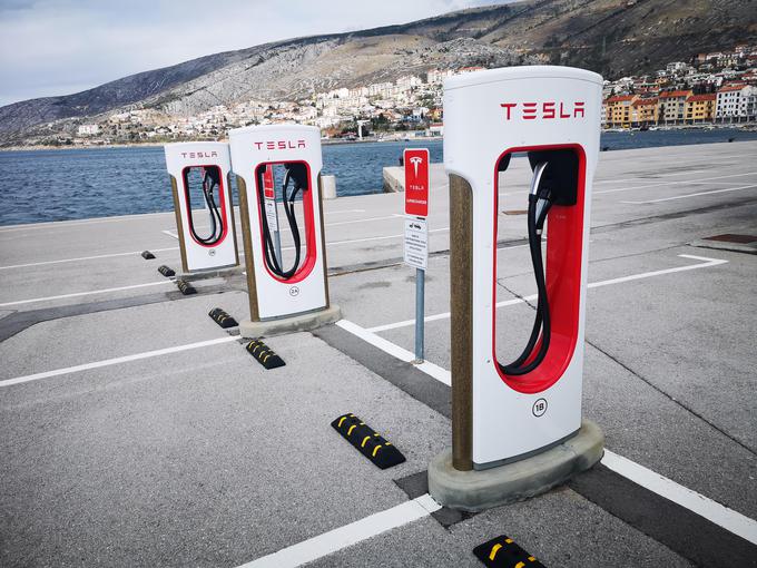 Pot prek Hrvaške je iz vidika elektromobilnosti še naprej najlažja za lastnike vozil znamke Tesla. To so njihovi superpolnilnice v Senju, imajo jih tudi v Zadru. | Foto: Gregor Pavšič