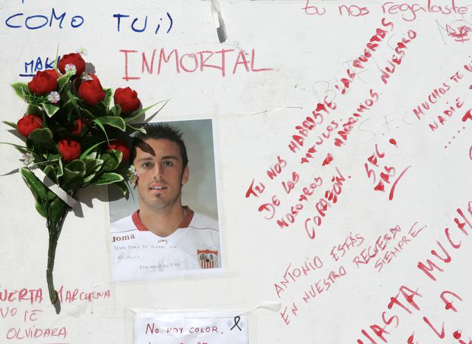 Leta 2007 so navijači Seville žalovali za tragično umrlim Antoniom Puerto.
 | Foto: Reuters