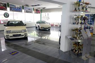 Avtomobilski salon starodobnih lepotcev v Idriji, kjer ne manjka niti helikopter (foto)
